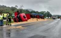 Laranjeiras - Caminhão laranjeirense sofre acidente e tomba na BR 277 próximo a Paranaguá
