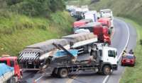 Acidente envolvendo carro e caminhão complica trânsito em Curitiba