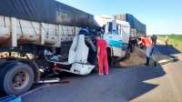 Caminhão passa por cima de carro e mata 5 pessoas no Paraná