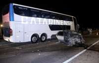 Após colisão fatal entre carro e ônibus, curiosos provocam capotamento de caminhão