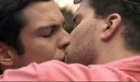 Beijo gay entre Félix e Nico em Amor à Vida repercute entra famosos. Veja os comentários