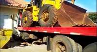 Caminhão carregado com trator perde freio e invade casa no Paraná