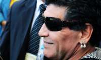 Maradona canta &#039;hino&#039; contra brasileiros, mas elogia Copa