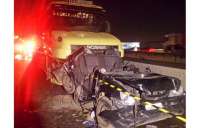 Acidente entre dois caminhões e um carro mata pai e filha