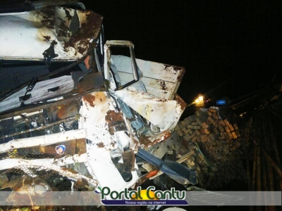Caminhão carregado de madeira perde o controle no Rio Laranjeiras e bate em barranco perdendo a carga