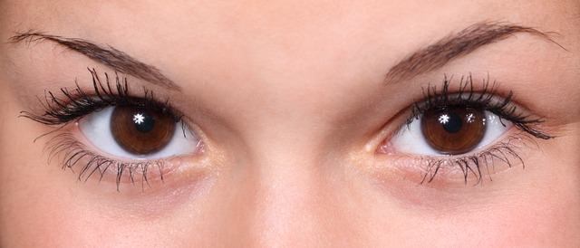 Olhos mostram a saúde de seu fígado, sobrancelhas e bolsas abaixo dos olhos representam seus rins
