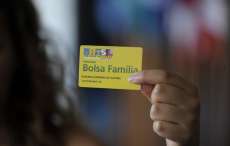 Benefici&aacute;rio do Bolsa Fam&iacute;lia doou R$ 75 milh&otilde;es nas elei&ccedil;&otilde;es, diz relat&oacute;rio