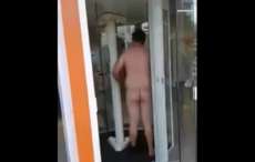 No Paran&aacute;, homem se revolta e tira a roupa para poder entrar em banco. Veja v&iacute;deo!