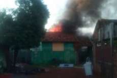 Ap&oacute;s fim de relacionamento, homem incendeia casa da ex