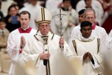 Papa Francisco critica consumismo e faz apelo por crian&ccedil;as refugiadas