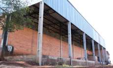 Rio Bonito - As obras de amplia&ccedil;&atilde;o do gin&aacute;sio de esportes na comunidade de Campo do Bugre foram retomadas