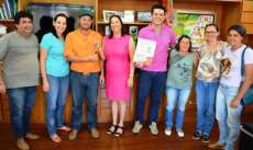 Laranjeiras - Governo Municipal repassa veículo para associação de agricultores do Recanto da Natureza
