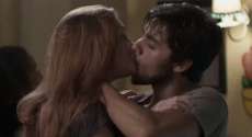 Totalmente Demais: Eliza e Jonatas s&atilde;o flagrados aos beijos por Arthur
