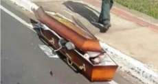 Caix&atilde;o cai do carro da funer&aacute;ria e motorista dirige mais 56 km sem perceber