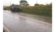 Pinh&atilde;o - Devido a chuva, motorista perde controle de ve&iacute;culo e capota na PR 170