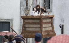 'Novo Mundo': Anna e Joaquim fogem em bal&atilde;o