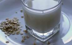 &Eacute; intolerante &agrave; lactose? Aprenda a fazer leite de aveia em casa