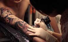 Cientistas criam tinta para tatuagem que se apaga em 1 ano