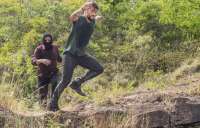 'Sol Nascente': Mario salta de penhasco e &eacute; visto desacordado na beira do mar