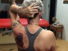 Idosa faz 16 tatuagens em menos de dois anos ap&oacute;s ficar vi&uacute;va