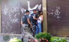 Menina de 18 anos &eacute; agredida por policiais em Curitiba 'Foi constrangedor&rsquo;, disse ela. Veja o v&iacute;deo