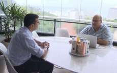 Irm&atilde;o que brigou com Ivete Sangalo sobrevive vendendo cosm&eacute;ticos