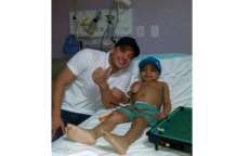 Menino com leucemia morre dias depois de realizar o sonho de conhecer Safad&atilde;o