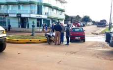 Pinh&atilde;o - Colis&atilde;o entre moto e ve&iacute;culo &eacute; registrado no centro da cidade