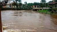 Chuva alaga ruas do Litoral e do interior do Paraná