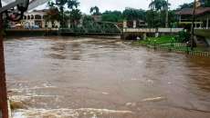 Chuva alaga ruas do Litoral e do interior do Paran&aacute;
