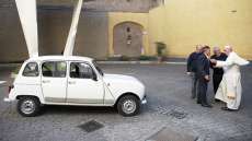 Padre presenteia papa Francisco com Renault velho, e ele sai andando pelo Vaticano