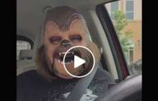 Mulher usa m&aacute;scara do Chewbacca e sua felicidade viraliza no Facebook. Veja o v&iacute;deo!