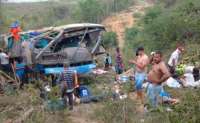 Seis pessoas morrem em capotamento de ônibus