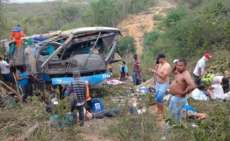 Seis pessoas morrem em capotamento de &ocirc;nibus