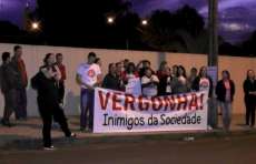 Tr&ecirc;s Barras - Professores fizeram protesto na &uacute;ltima quinta dia 20