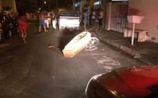 Rapaz desenterra irm&atilde;o e leva caix&atilde;o para passear de bicicleta