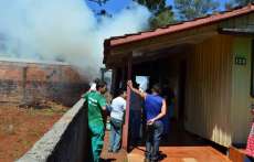 Laranjeiras - Bombeiros atuam para combater inicio de incêndio em residência