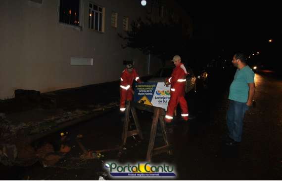 Laranjeiras – Atenção: Evite rua próxima ao Correio, cratera enorme se abriu na via