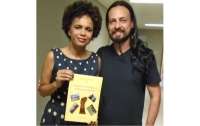 Laranjeiras - Professor laranjeirense presenteia cantora da MPB em Lisboa