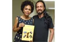 Laranjeiras - Professor laranjeirense presenteia cantora da MPB em Lisboa