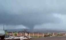 Tornado atinge &aacute;rea rural de Cafel&acirc;ndia/PR. Confira o v&iacute;deo!