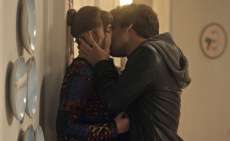 'A Lei do Amor': Tiago e Isabela enfim se beijam