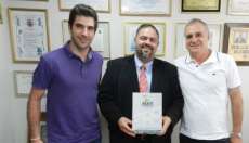 Laranjeiras - Deputado Artagão recebe livro dos 50 anos da ACILS