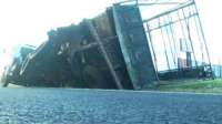 Motorista dorme ao volante e tomba caminhão carregado de frangos
