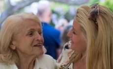 Aos 87 anos, pioneira da defesa do casamento gay se casa pela 2&ordf; vez