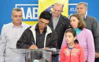 Laranjeiras - Governo Municipal beneficia 21 famílias do interior e assegura 489 moradias em menos de dois anos