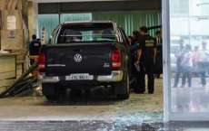 Motorista invade minist&eacute;rio com caminhonete