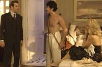 '&Ecirc;ta Mundo Bom': Ara&uacute;jo flagra Sandra e Ernesto na cama