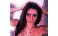 Cl&eacute;o Pires faz topless e &eacute; fotografada peno namorado R&ocirc;mulo Neto