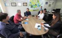 Laranjeiras - Em Curitiba, Ivan Theo apresenta demandas do Provopar e recebe doações de chocolates para campanha da páscoa